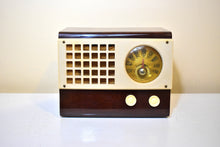 Load image into Gallery viewer, Butterscotch Honey Gold Catalin 1946 Emerson Model 520 Vacuum Tube AM Radio Sounds Great! Excellent Condition!