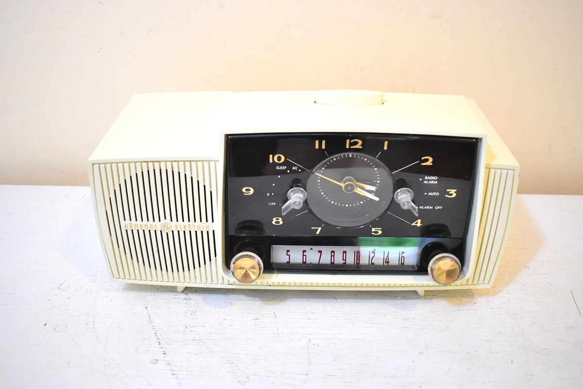 Alpine White 1959 General Electric Model 913D Vacuum Tube AM Clock