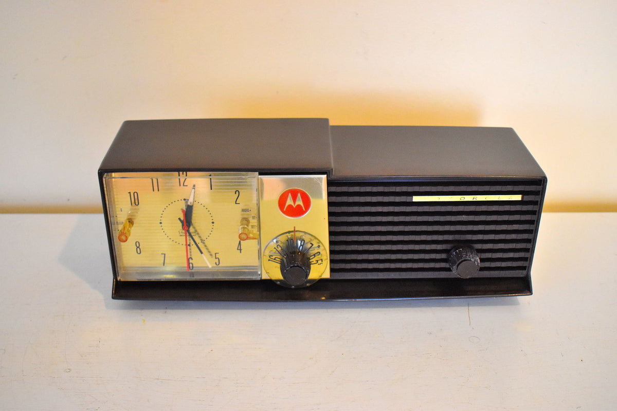 Espresso Brown 1957 Motorola Model 57CD2A Vacuum Tube AM Clock Radio B ...