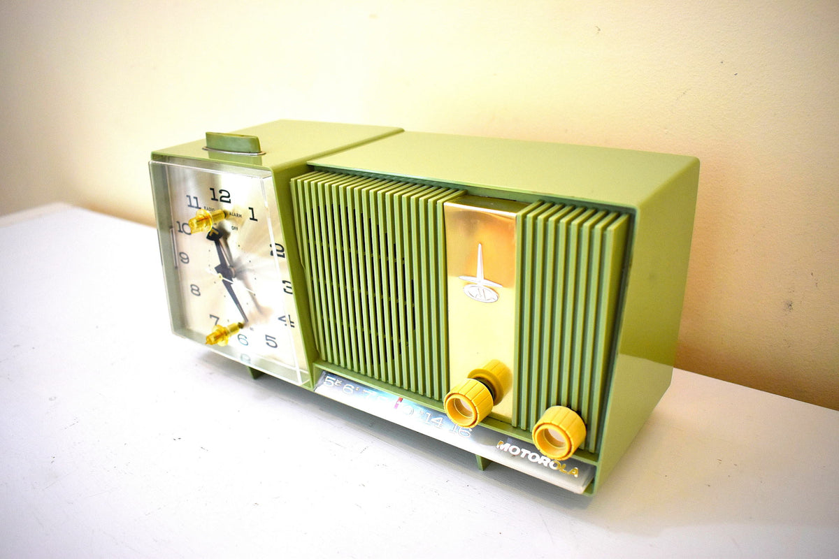 Avocado Green 1963 Motorola Model C11G Vacuum Tube AM Clock Alarm
