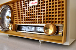 Harvest Gold 1963 Travler Model 59C22 AM Vacuum Tube Alarm Clock Radio Sounds Great! Excellent Condition with Rare Working Clock Light!
