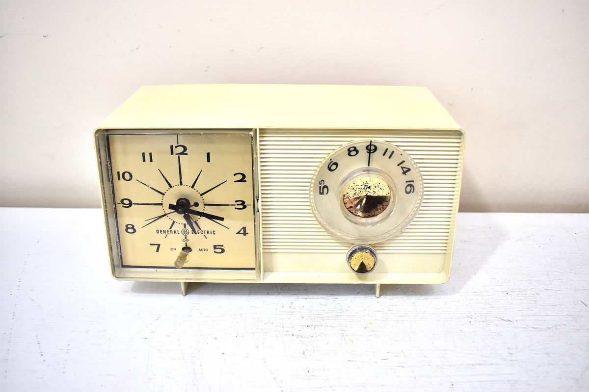 Beige Ivory Vintage 1962 General Electric Model C-401A AM Vacuum