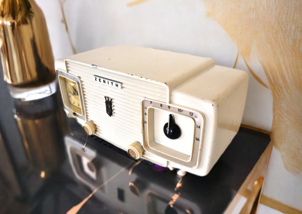 Vanilla Ivory Mid Century 1955 Zenith Model Z-515W Vacuum Tube AM