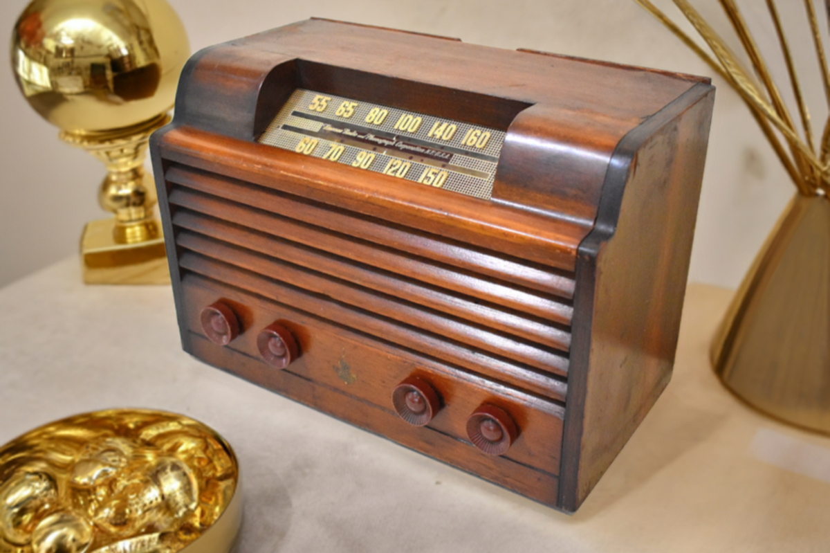Artisan Crafted Wood 1947 Emerson Model 550 Vacuum Tube AM Radio