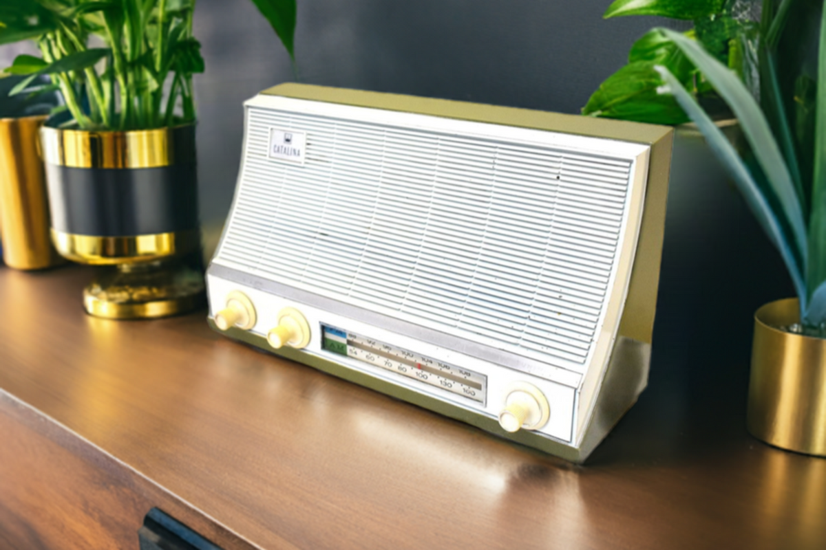 Avocado Green 1965 Catalina Model 120-952 Solid State Transistor