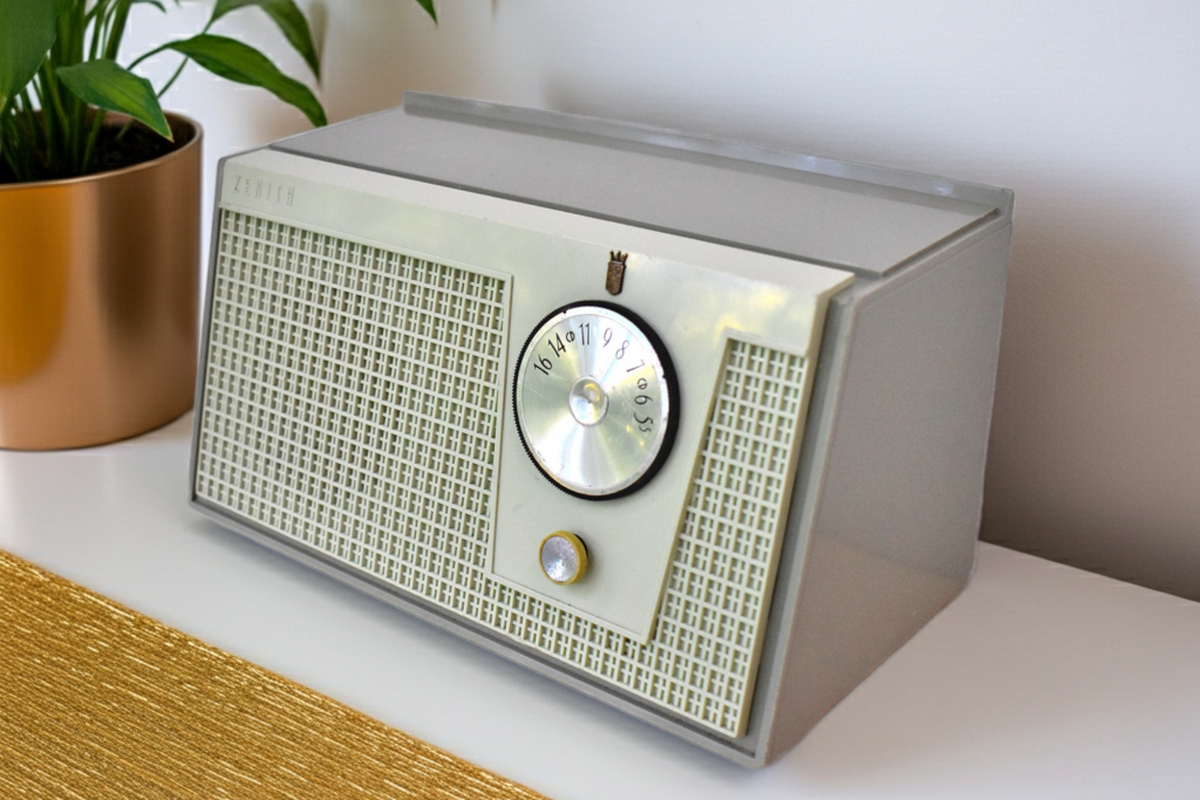 Sage Green 1961 Zenith Model F510F Vacuum Tube Radio! Sounds Great