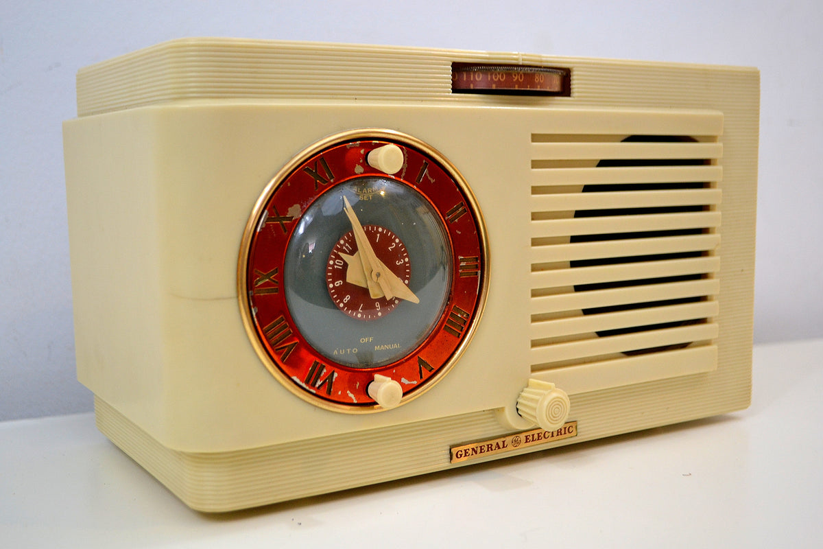 Colonnade Ivory White Vintage 1948-49 General Electric Model 67 AM