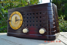 Load image into Gallery viewer, SOLD! - Aug 7, 2015 - POST WAR INDUSTRIAL Art deco Telechron Model 8H59 AM Brown Swirly Marbled Bakelite Tube Clock Radio Works! - [product_type} - Telechron - Retro Radio Farm