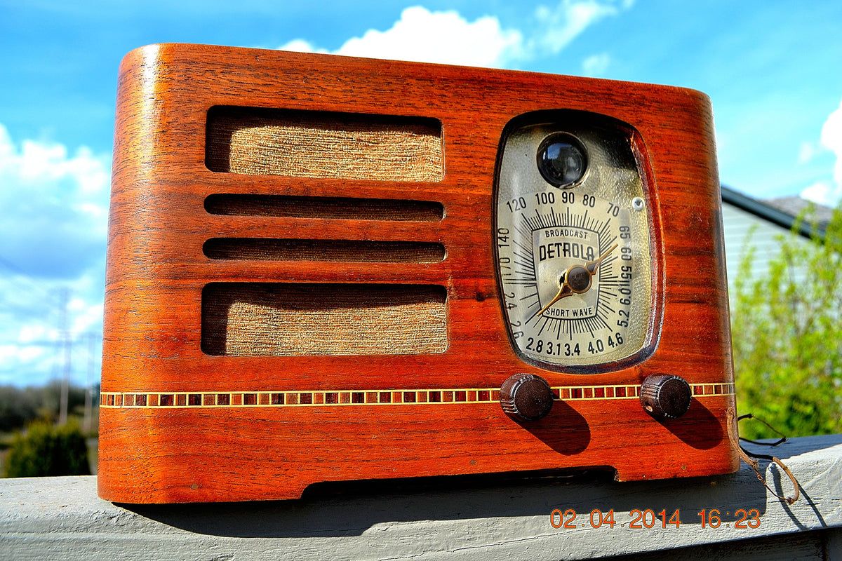 SOLD! Dec 12, 2014 BEAUTIFUL Wood Art Deco Retro 1946 Detrola 212