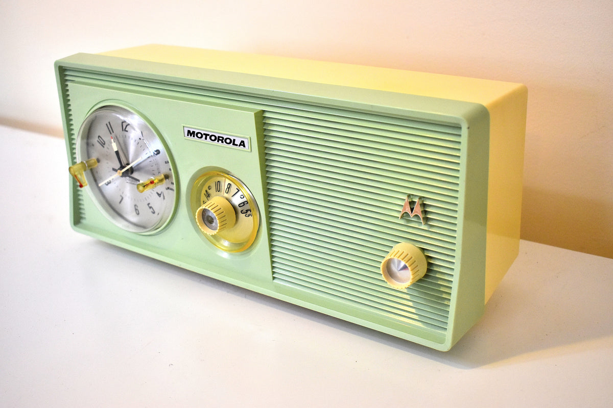 Lime Green 1959 Motorola Model 5C14GW Vacuum Tube AM Clock Radio