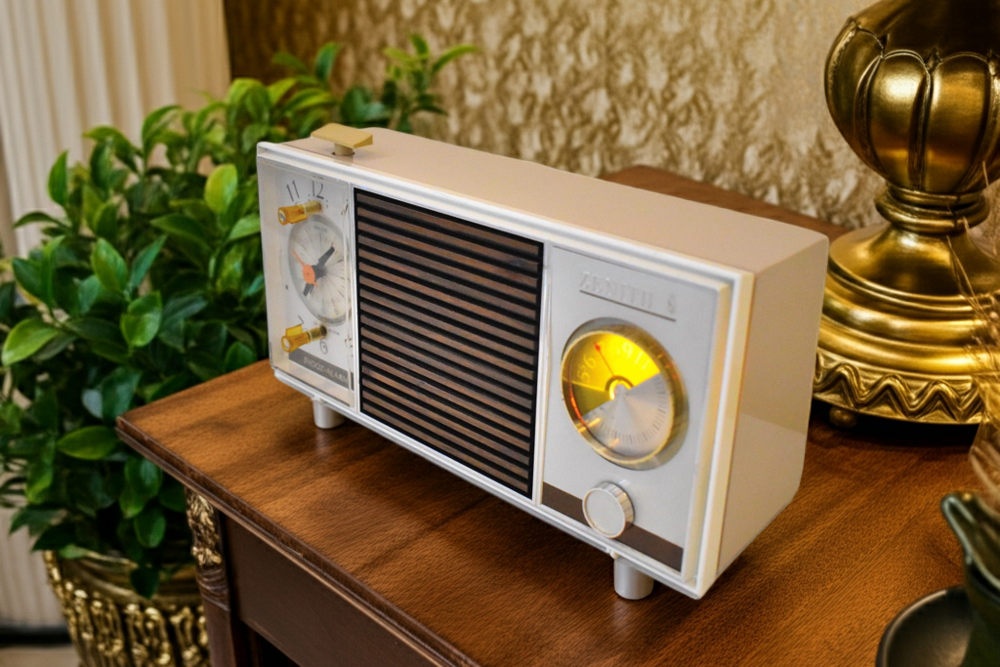 Wood Grain Beige 1967 Zenith Model H-519 Vacuum Tube AM Clock Radio Excellent Condition and Great Sounding! 