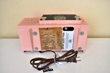 Charger l&#39;image dans la galerie, Princess Pink Mid Century 1959 General Electric Model 914D Vacuum Tube AM Clock Radio Popular Model! Excellent Plus Condition!