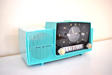 Charger l&#39;image dans la galerie, Ocean Turquoise Mid Century 1959 General Electric Model 914D Vacuum Tube AM Clock Radio Popular Model! Excellent Plus Condition!