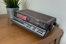 Charger l'image dans la galerie, Wood Grain 1980s 90s Realistic Model 12-1577 AM FM Digital Alarm Clock Radio! Excellent Condition!