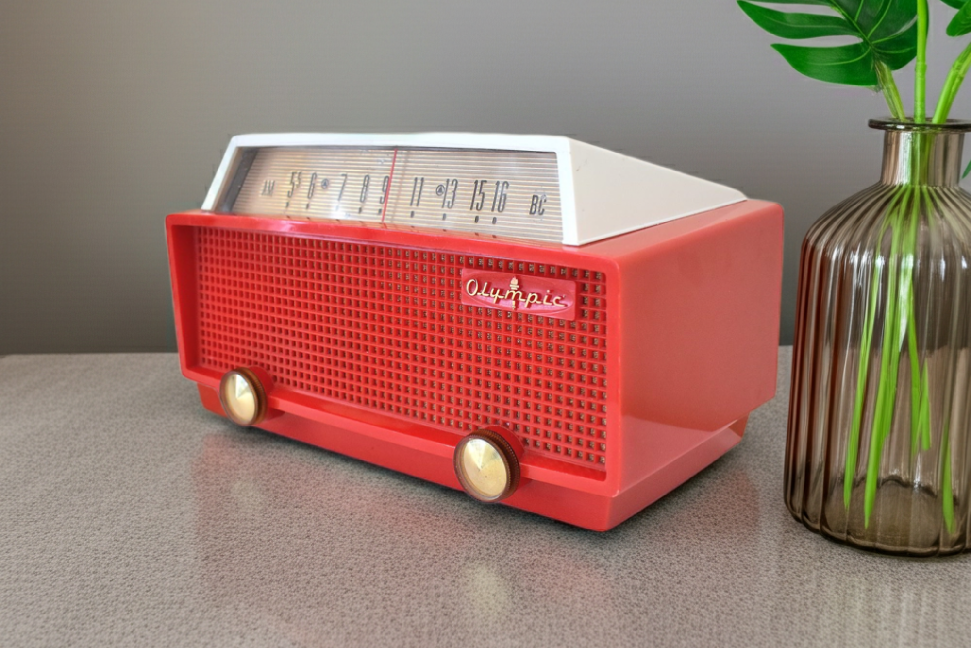 Fiesta Red White 1956 Olympic Model 552 AM Vacuum Tube Radio Sounds Great! Rare Model Color Combo!
