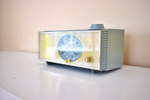 Charger l&#39;image dans la galerie, Wedgewood Blue Mid-Century 1965 Arvin Model 53R05 AM Vacuum Tube Alarm Clock Radio Works Great Looks Great!