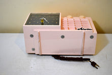 Charger l&#39;image dans la galerie, Barbie Pink 1957 Arvin Model 5561 Vacuum Tube AM Clock Radio Rare Model Unusual Design! Sounds Great!