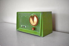 Charger l&#39;image dans la galerie, Sweet Bitter Green 1956 Arvin Model 951T1 Vacuum Tube Radio Sounds Great! Unique Model and Rare Color!
