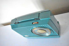 Charger l&#39;image dans la galerie, Camper Green 1955 Arvin 954P Model AM Portable Vacuum Tube Radio Excellent Condition! Sounds Great!!