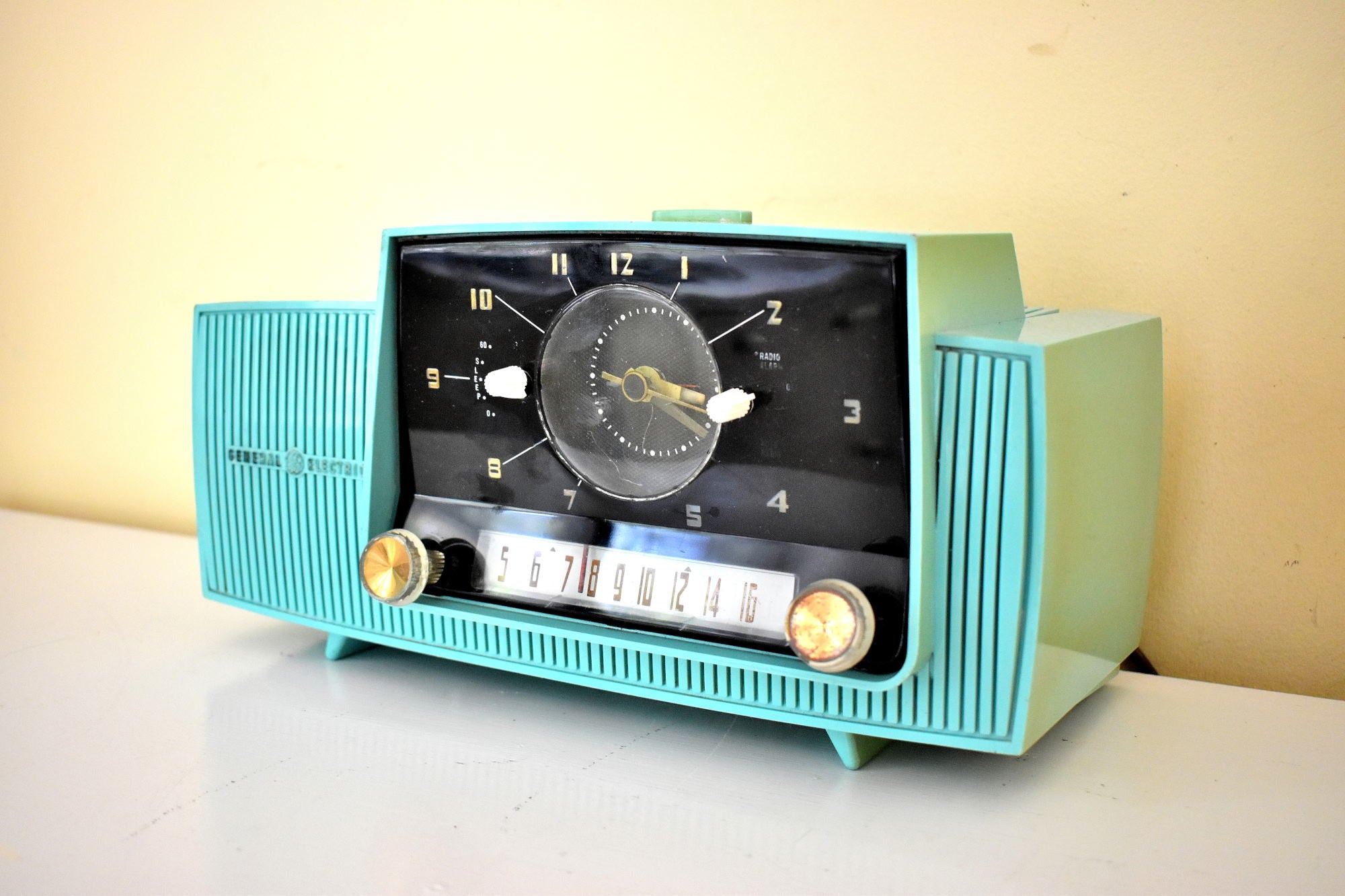 Ocean Turquoise Mid Century 1957 General Electric Model C-417C Vacuum Tube AM Clock Radio Popular Model Sounds Terrific!