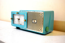 Charger l&#39;image dans la galerie, Egyptian Turquoise Gold Mid Century 1959 Bulova Model 120 Vacuum Tube AM Clock Radio Excellent Condition! Sounds Great!