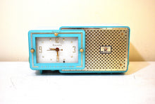 Charger l&#39;image dans la galerie, Egyptian Turquoise Gold Mid Century 1959 Bulova Model 120 Vacuum Tube AM Clock Radio Excellent Condition! Sounds Great!