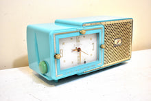 Charger l&#39;image dans la galerie, Egyptian Turquoise Gold Mid Century 1959 Bulova Model 120 Vacuum Tube AM Clock Radio Excellent Condition! Sounds Great!