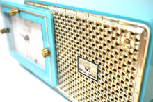 Charger l&#39;image dans la galerie, Egyptian Turquoise Gold Mid Century 1959 Bulova Model 120 Vacuum Tube AM Clock Radio Excellent Condition! Sounds Great!