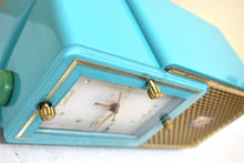 Charger l&#39;image dans la galerie, Egyptian Turquoise Gold Mid Century 1959 Bulova Model 120 Vacuum Tube AM Clock Radio Excellent Condition! Sounds Great!