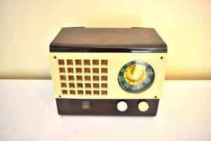 Burl Tan and Gold Catalin 1946 Emerson Model 520 Vacuum Tube AM Radio Sounds Great! Excellent Condition!