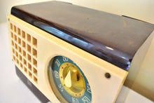 Charger l&#39;image dans la galerie, Burl Tan and Gold Catalin 1946 Emerson Model 520 Vacuum Tube AM Radio Sounds Great! Excellent Condition!
