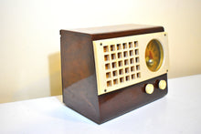 Charger l&#39;image dans la galerie, Butterscotch Honey Gold Catalin 1946 Emerson Model 520 Vacuum Tube AM Radio Sounds Great! Excellent Condition!