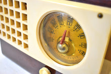 Charger l&#39;image dans la galerie, Butterscotch Honey Gold Catalin 1946 Emerson Model 520 Vacuum Tube AM Radio Sounds Great! Excellent Condition!
