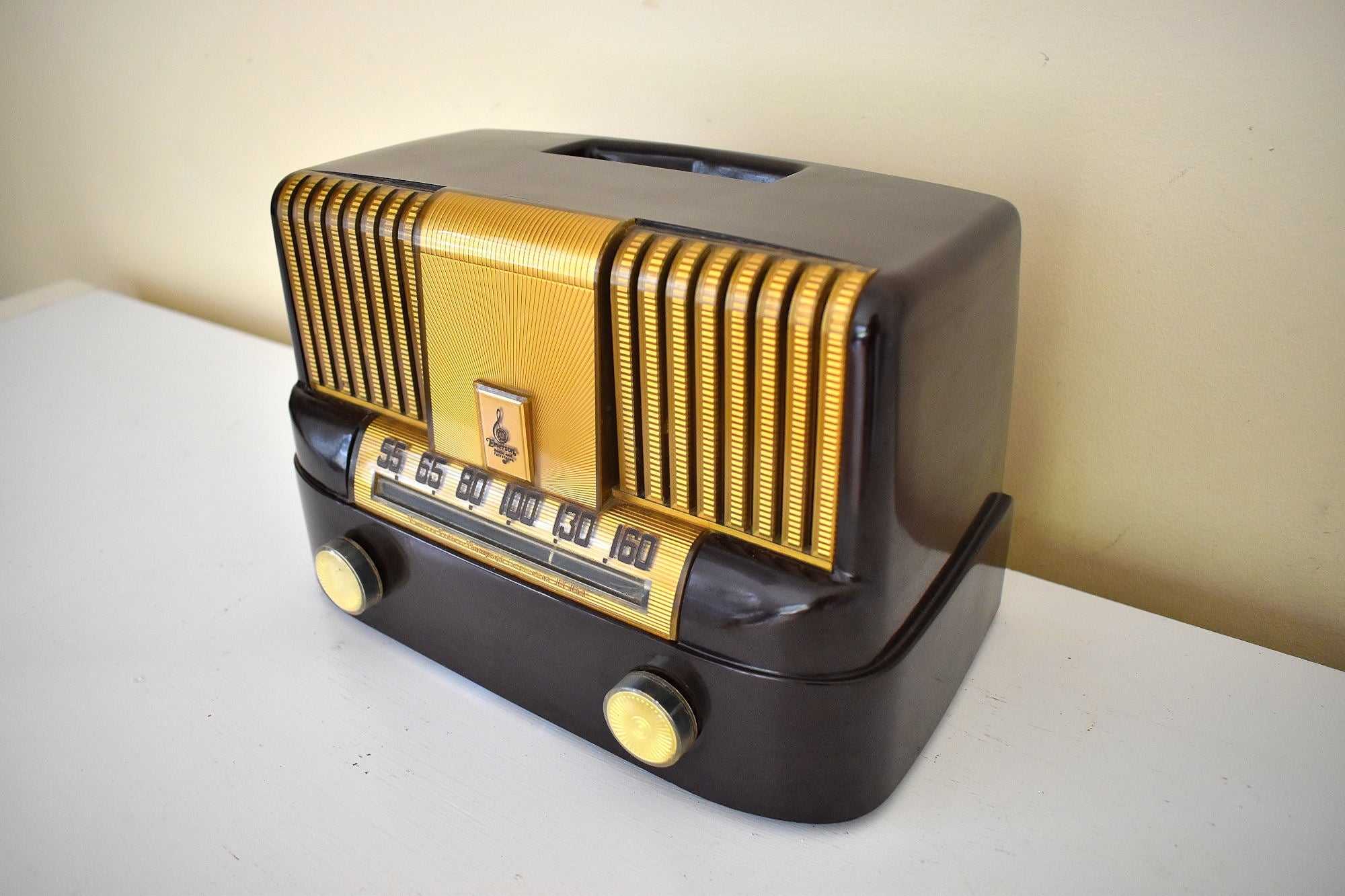 Loewy デザインのブラウン ベークライト 1948 エマーソン 'The Moderne' モデル 561 真空管 AM ラジオのサウンドは非常に優れた状態です。