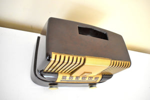 Loewy デザインのブラウン ベークライト 1948 エマーソン 'The Moderne' モデル 561 真空管 AM ラジオのサウンドは非常に優れた状態です。