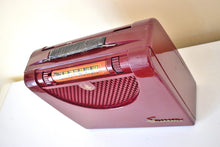 Charger l&#39;image dans la galerie, Cranberry Red Burgundy 1951 Emerson 657B AM Vacuum Tube Portable Radio Sounds Great!