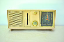 Charger l'image dans la galerie, Beige Pink 1963 Emerson Model G-1710 AM FM Vacuum Tube Alarm Clock Radio Sounds Great! Nice Color!