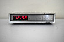 Charger l&#39;image dans la galerie, Wood Grain 1980s Emerson Model RED6552 AM FM Digital Alarm Clock Radio! Excellent Condition!