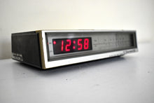Charger l&#39;image dans la galerie, Wood Grain 1980s Emerson Model RED6552 AM FM Digital Alarm Clock Radio! Excellent Condition!
