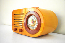 Charger l'image dans la galerie, Butterscotch Gold Red Catalin 1946 FADA Model 1000 Vacuum Tube AM Radio Works Great! Excellent Condition!