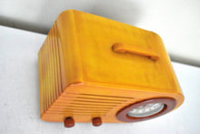 Charger l'image dans la galerie, Butterscotch Gold Red Catalin 1946 FADA Model 1000 Vacuum Tube AM Radio Works Great! Excellent Condition!