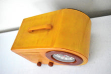 Charger l'image dans la galerie, Butterscotch Gold Red Catalin 1946 FADA Model 1000 Vacuum Tube AM Radio Works Great! Excellent Condition!