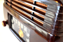 Load image into Gallery viewer, Marble Brown Bakelite 1946 General Electric Model 200 Vacuum Tube AM Radio Sounds Great Excellent Condition!