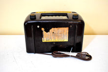 Load image into Gallery viewer, Marble Brown 1946 General Electric Model 202 Vacuum Tube AM Radio Excellent Condition Great Sounding!