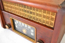 Load image into Gallery viewer, Chestnut Wood 1947 General Electric Model 205 AM Vacuum Tube Radio Excellent Condition! Sounds Great!