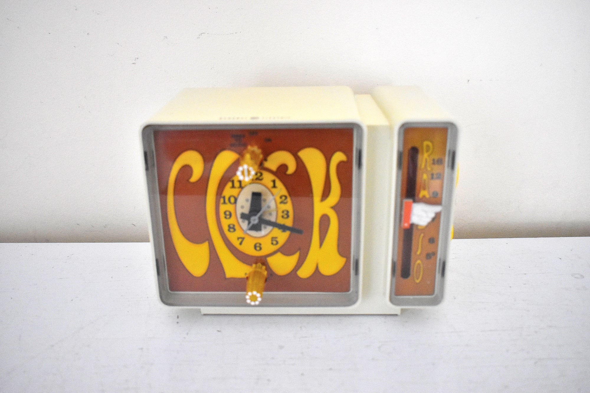 GROOVY 1969 General Electric C3300A AM Solid State display picture 1