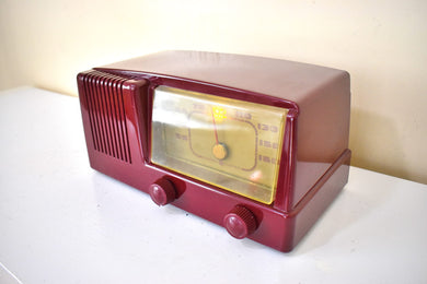 Bluetooth 準備完了 - バーガンディ レッド 1950 ゼネラル エレクトリック モデル 411 真空管 AM ラジオ目覚まし時計 素晴らしい状態です。いいね！