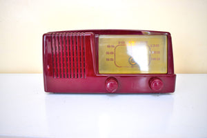 Bluetooth 準備完了 - バーガンディ レッド 1950 ゼネラル エレクトリック モデル 411 真空管 AM ラジオ目覚まし時計 素晴らしい状態です。いいね！