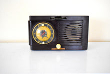 Charger l&#39;image dans la galerie, Mocha Brown Bakelite 1952 General Electric Model 514 AM Vacuum Tube Clock Radio Alarm Excellent Condition! Sounds Great!