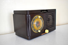 Charger l&#39;image dans la galerie, Mocha Brown Bakelite 1952 General Electric Model 514 AM Vacuum Tube Clock Radio Alarm Excellent Condition! Sounds Great!